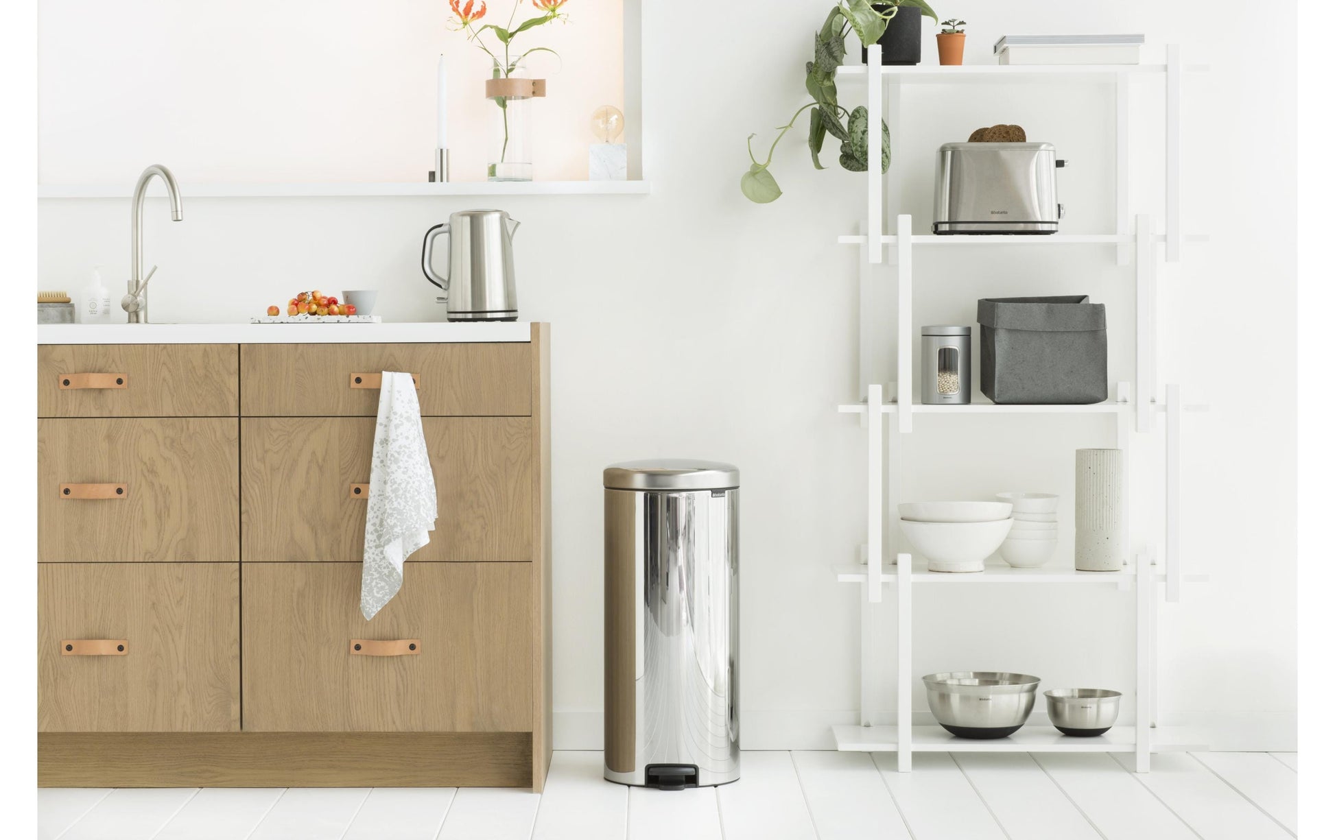 Brabantia NewIcon Papierkorb – 30 l, mit Deckel – Edelstahl, Silber – Ø 300 × H 679 mm