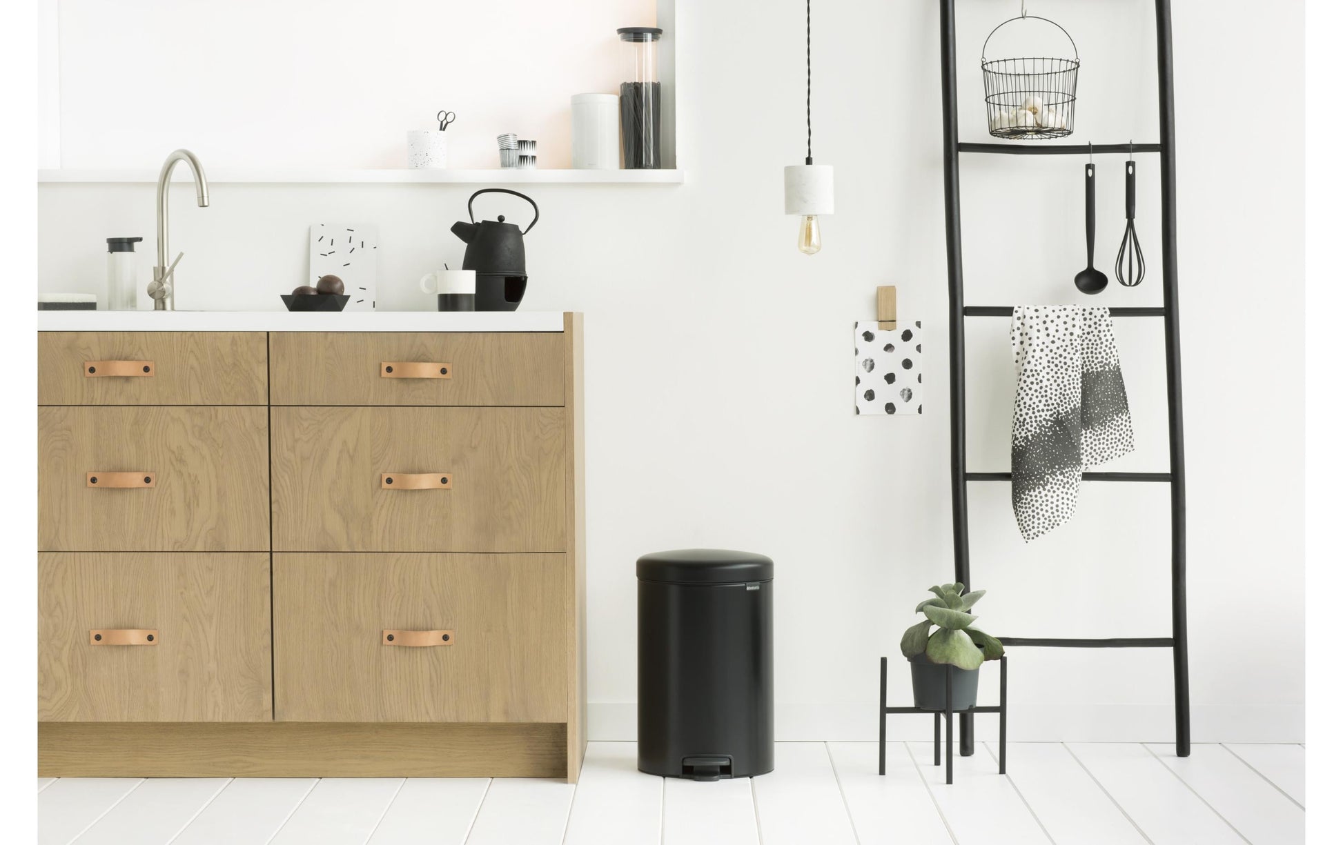 Brabantia NewIcon Papierkorb – 20 l – Edelstahl – Ø 290 × H 467 mm
