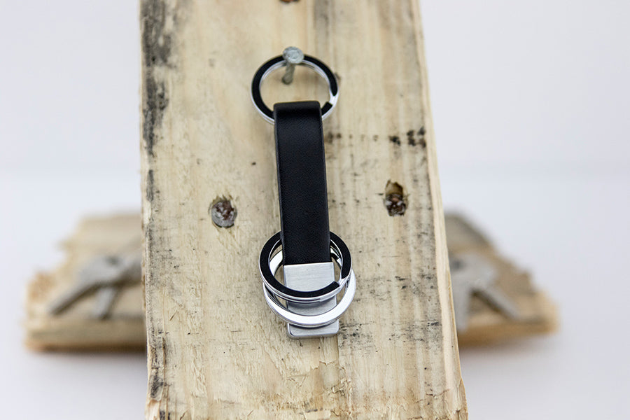 TROIKA Schlüsselanhänger Twister – Leder/Metall, Schwarz/Silber