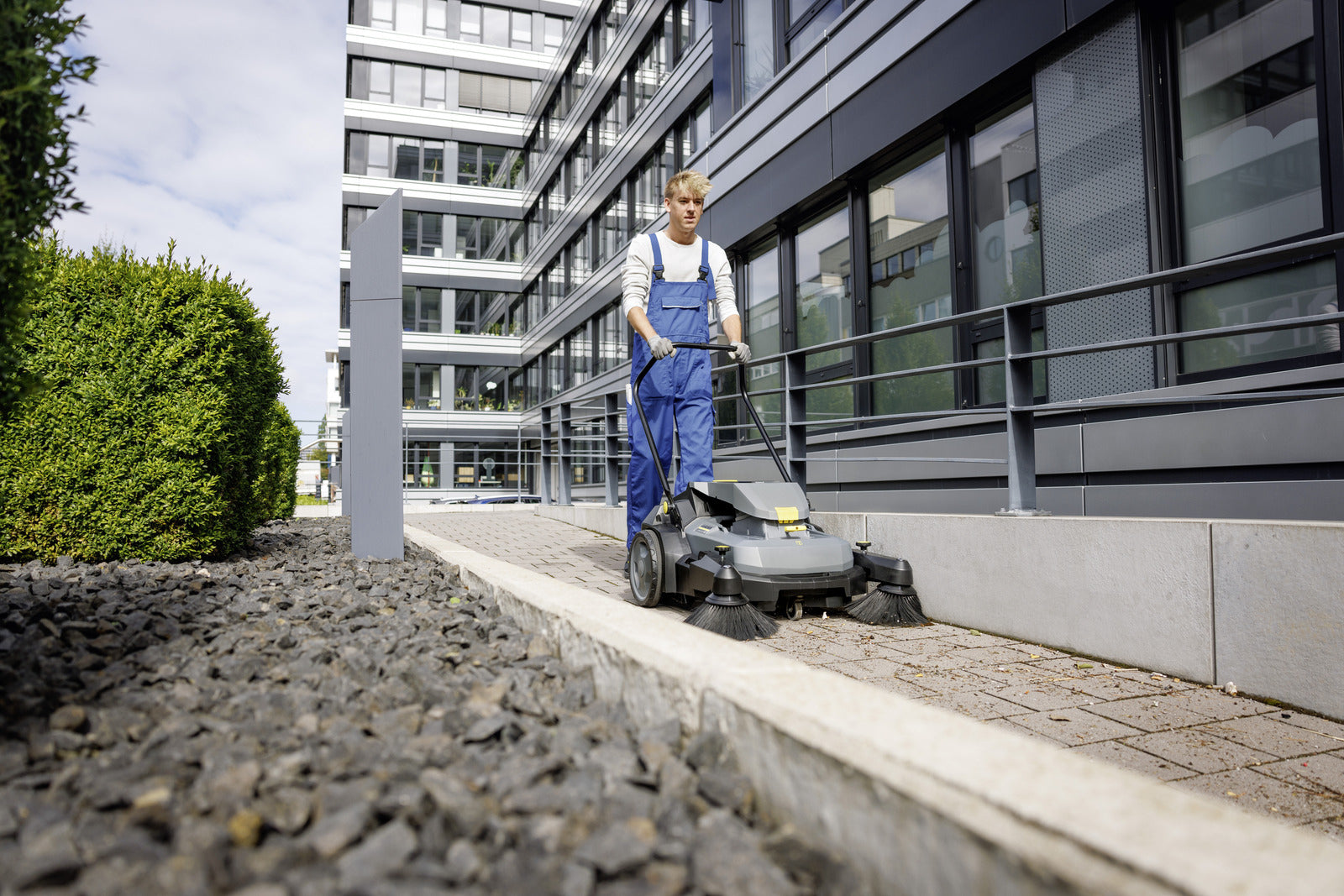 Karcher AG Akku-Kehrmaschine KM 70/25 C Bp 2SB – 36 V, 20 l, Arbeitsbreite 480 mm – Schwarz