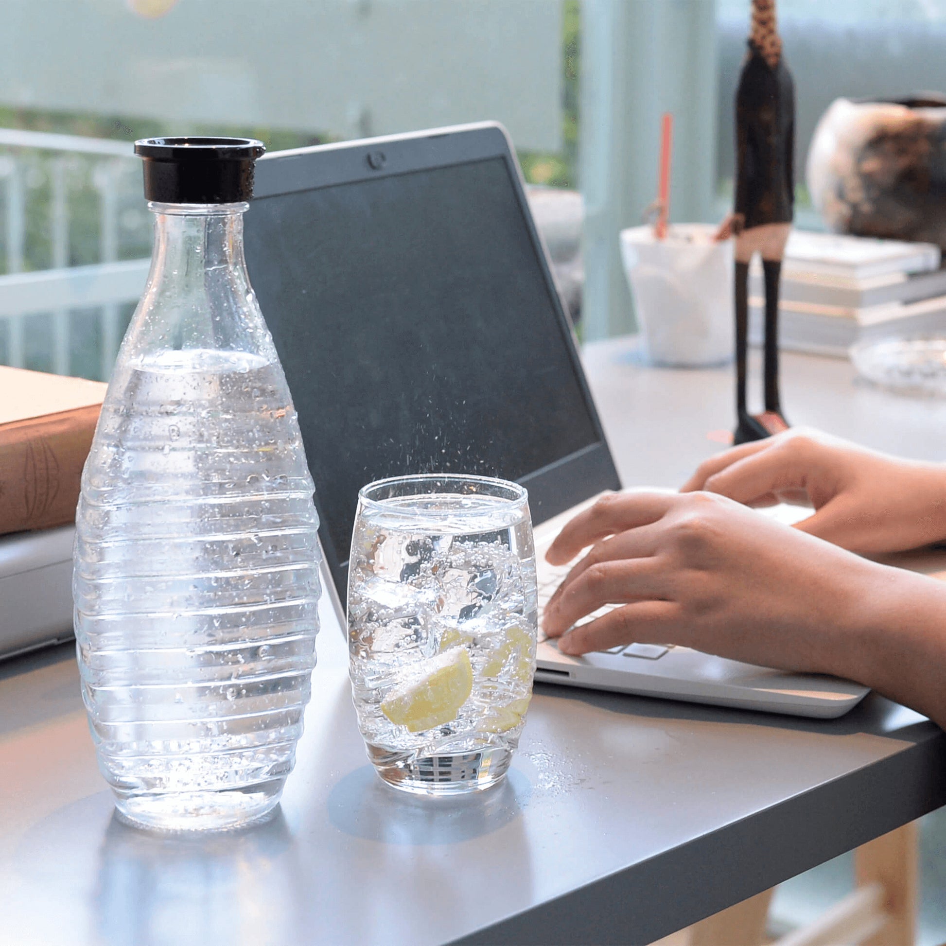 SodaStream Crystal – Schwarz, Grau, inkl. 60 l Zylinder, 3 Karaffen à 0,7 l