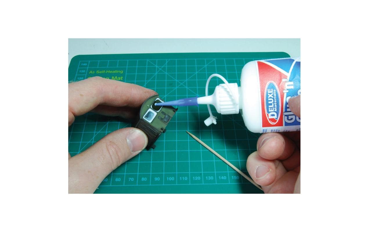 Deluxe Materials Glue n Glaze Alleskleber – 50 ml, transparent, für Kunststoff