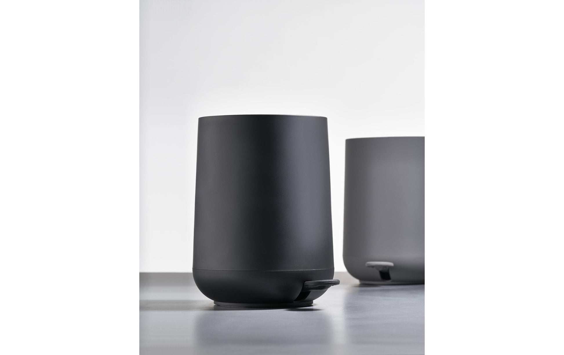 Zone Denmark Treteimer Nova – 5 l – Kunststoff (ABS), rund – grau – Soft-Touch
