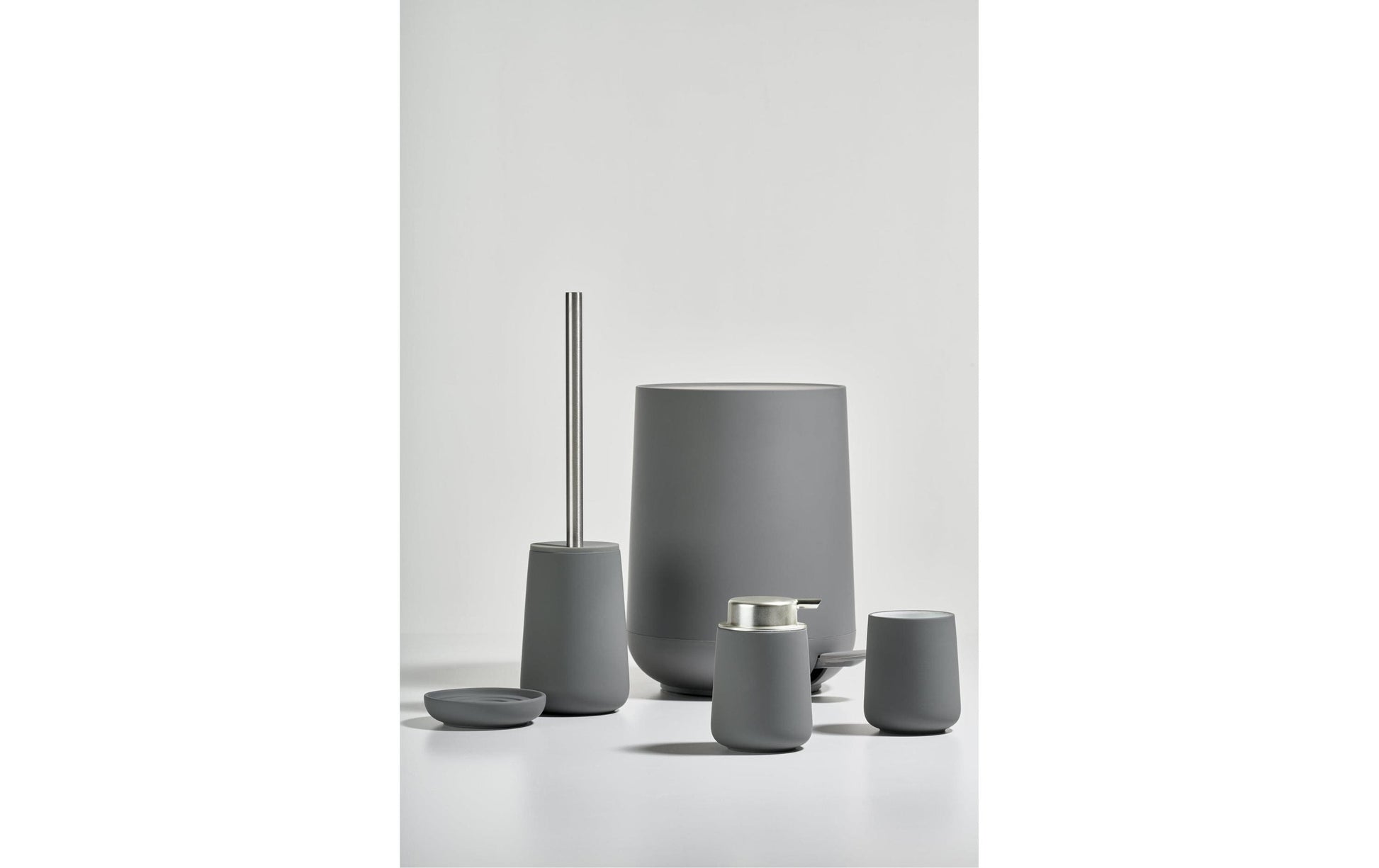 Zone Denmark WC-Bürstenset – Keramik, Grau, Edelstahl-Details, Soft-Touch-Oberfläche, H 37 cm, Ø 10,3 cm