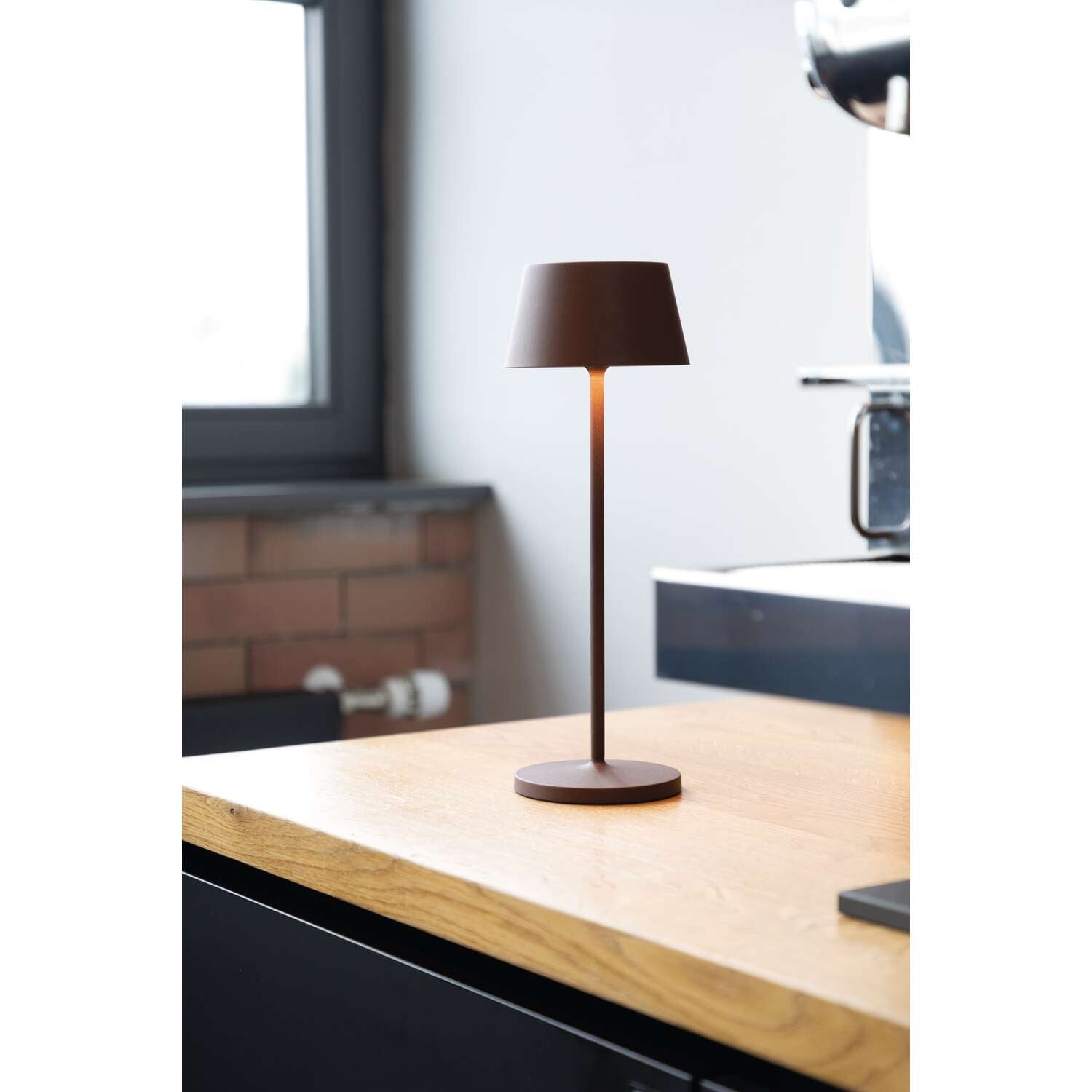 MAUL LED-Tischleuchte Nina – Akku, USB-C, Ladestation, dimmbar – 4000 K – 210 lm 3 W – Braun