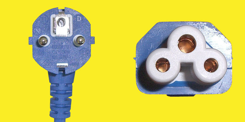 Diggelmann Netzkabel – Schuko (CEE 7/7, abgewinkelt) – IEC C5, 2 m, 2,5 A, blau
