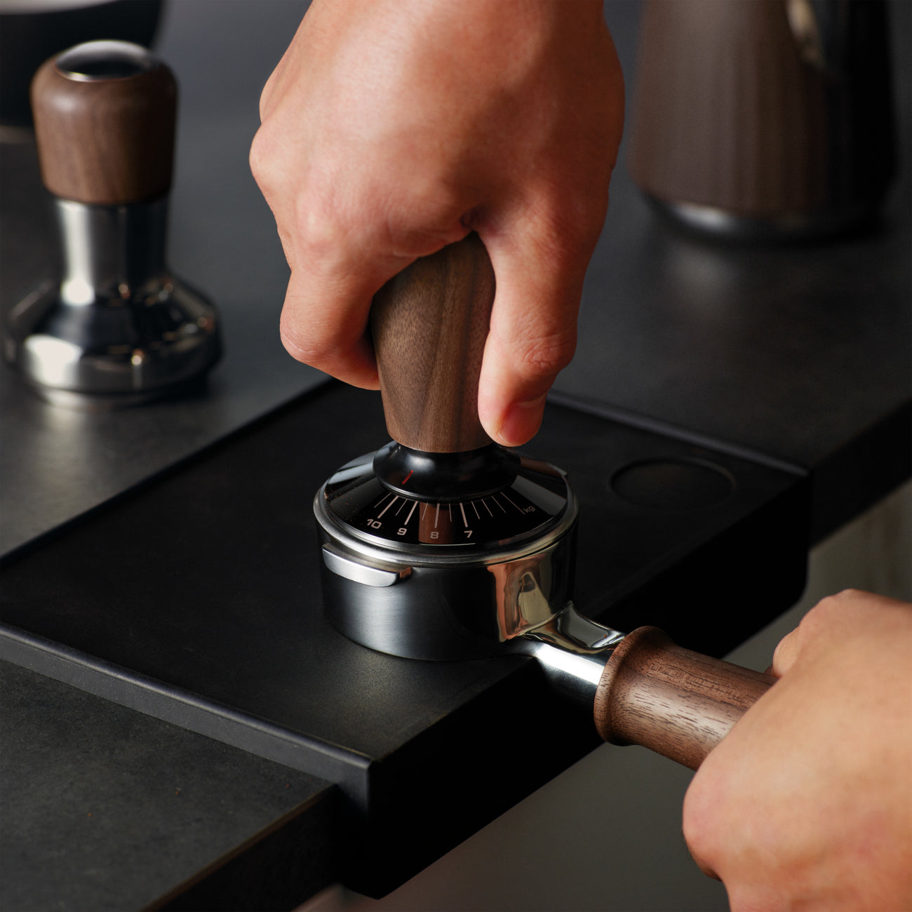 Sage Tamper Kraftmessgerät 54 – Ø 5,4 cm, für 54 mm Siebträger, Edelstahl/Walnuss