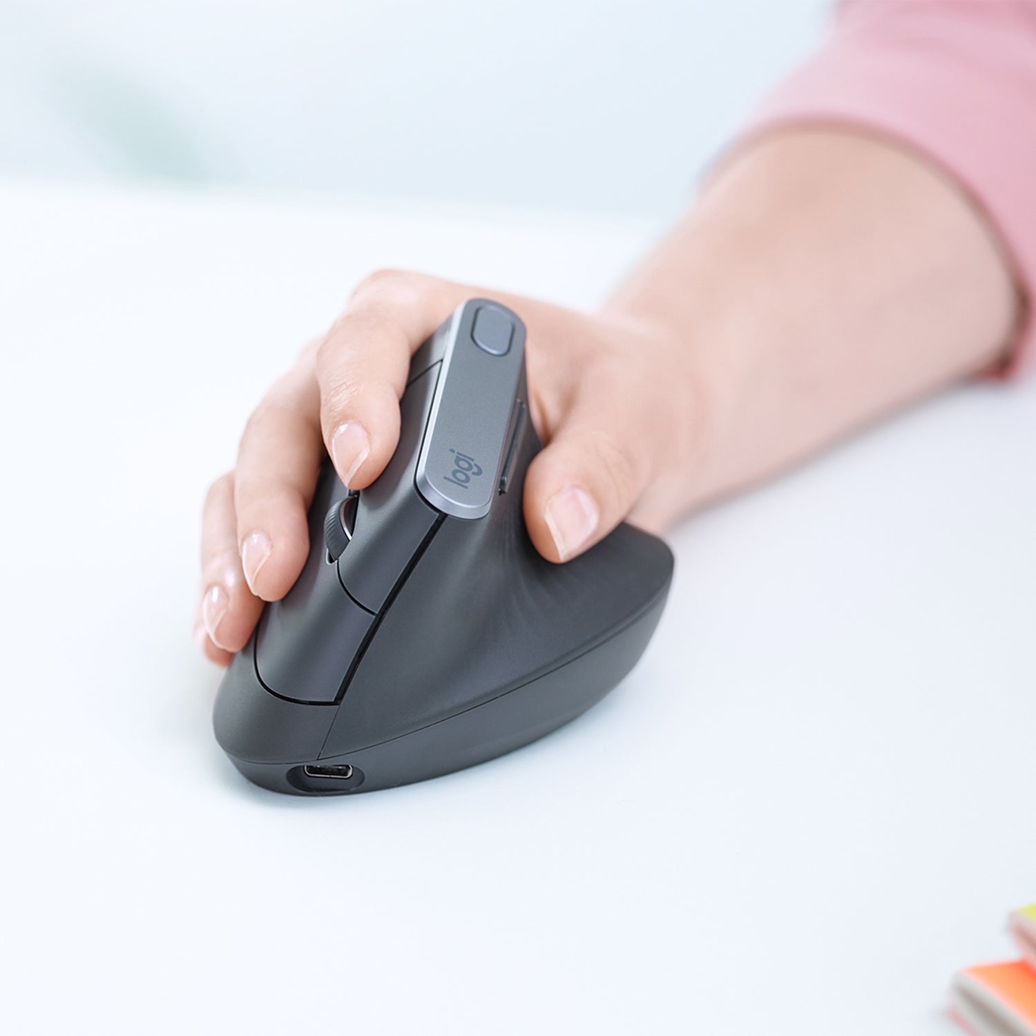 Logitech MX Vertical Ergonomische Maus – kabellos, USB-C, 4 Tasten, vertikal, Unifying-Empfänger, schwarz