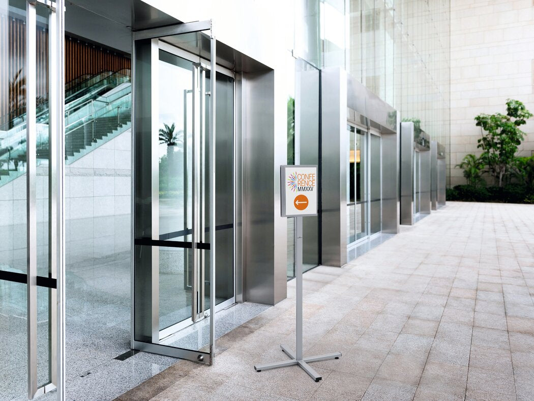 Durable Boden-Prospektständer INFO STAND OUTDOOR – für A4, anthrazit/grau, Edelstahl, 638 × 638 × 1348 mm