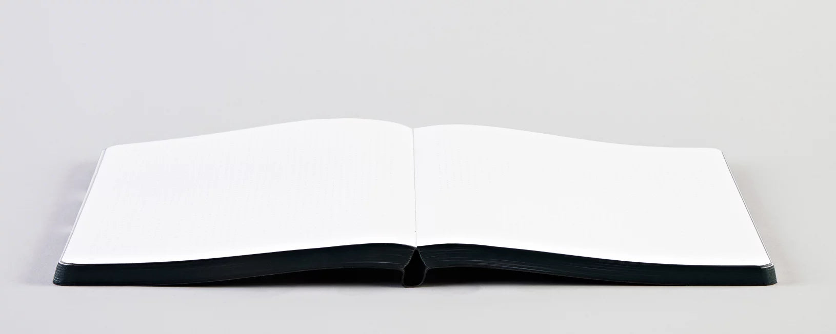 nuuna Notizbuch – 165 × 220 mm – 120 g/m² – Softcover, Fadenheftung, nummerierte Seiten, schwarz/weiss