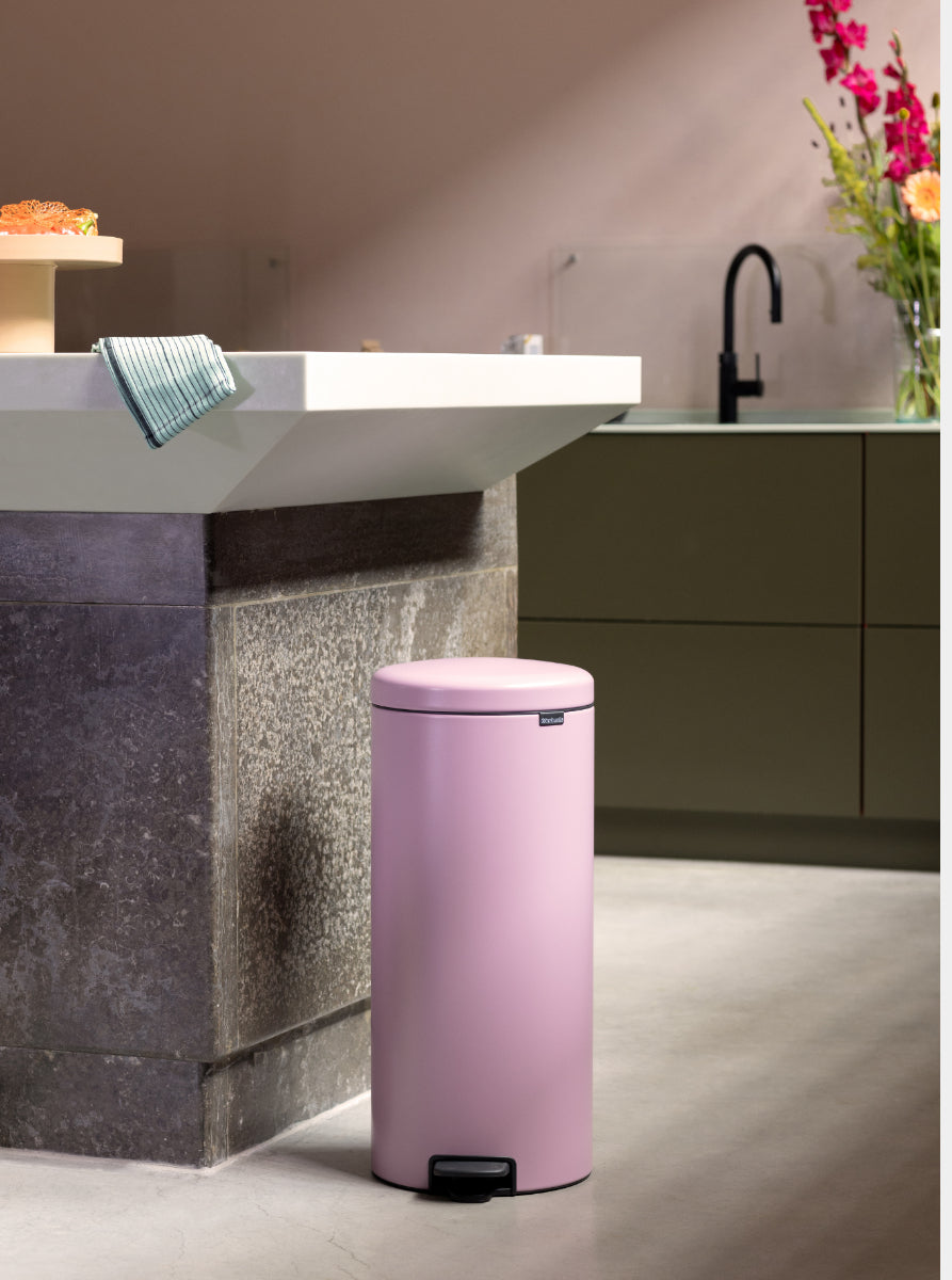 Brabantia NewIcon Treteimer – 30 l – Edelstahl, rund – Rosa – Soft-Close, mit Innenkübel