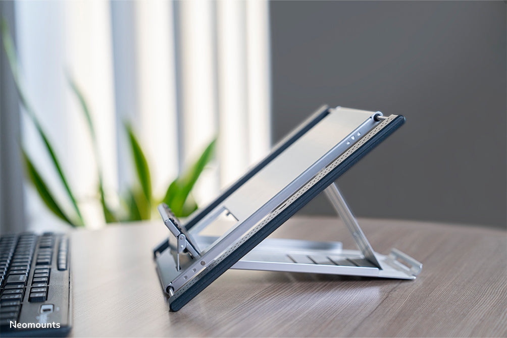 Neomounts Laptop-Ständer – bis 22"/5 kg, höhenverstellbar, neigbar – Silber