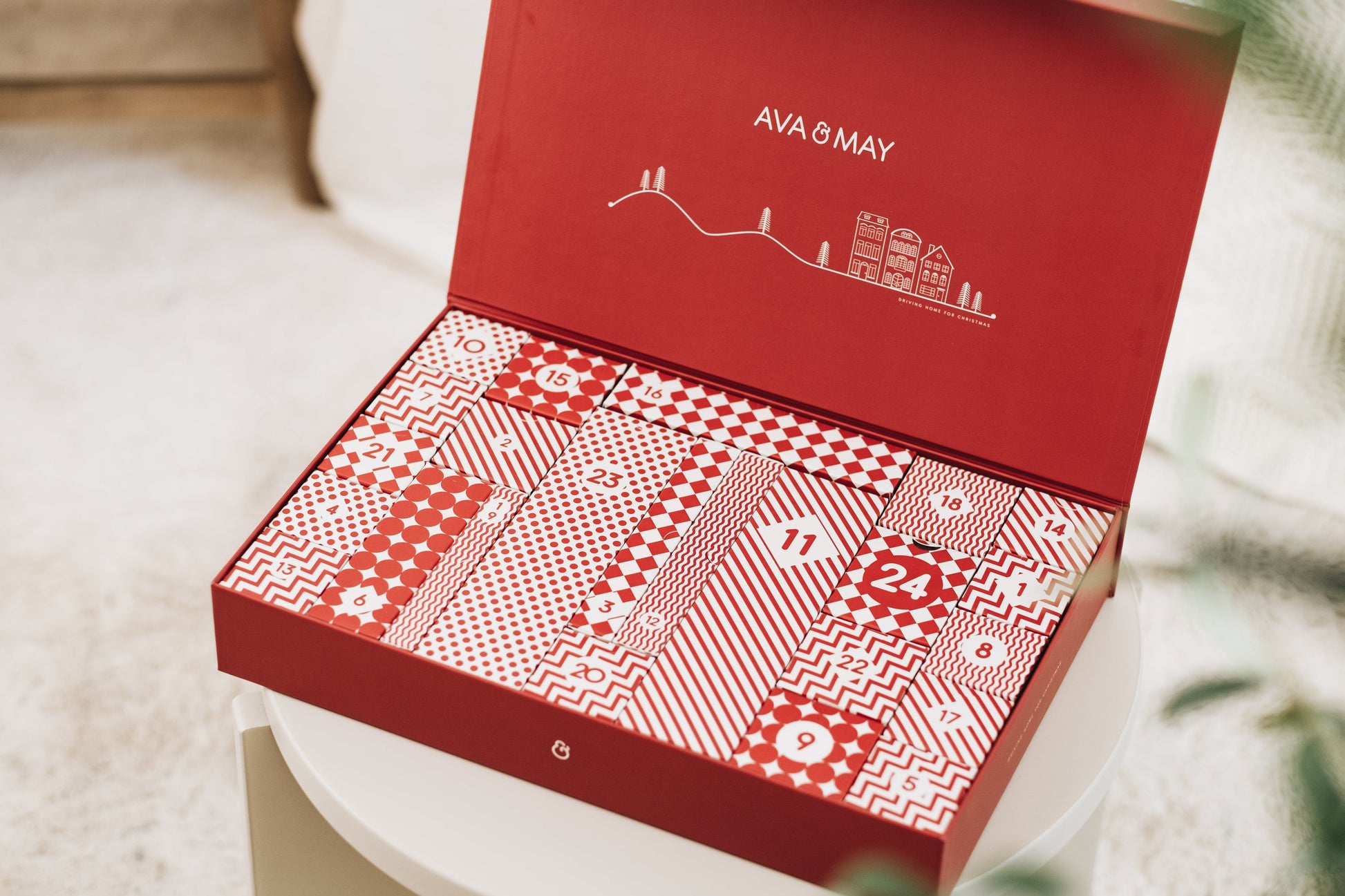 AVA & MAY Adventskalender – Weihnachten – befüllt, 24-teilig – 38,5 × 25,5 × 6,5 cm