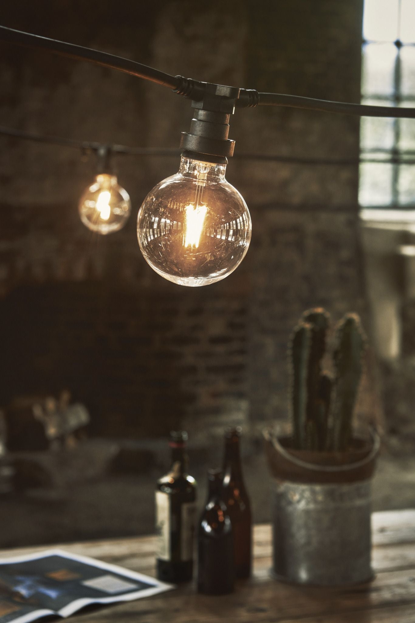 M. Schönenberger Schönenberger Lichterkette SOLO – 20 m – 20 W – IP44 – Netzbetrieb – 20 Lampen – Schwarz