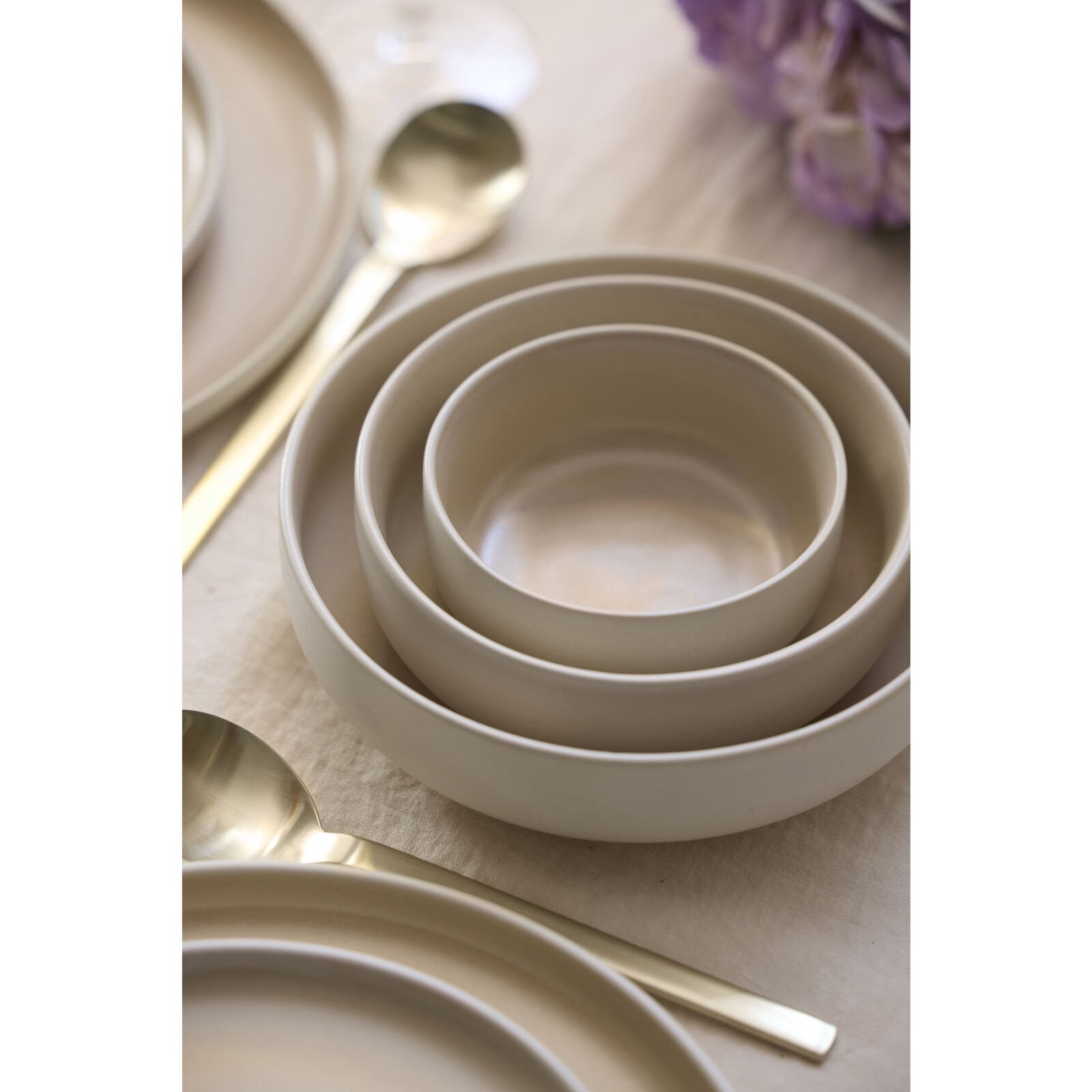 Studio Round Snackschale – Ø 11 cm, Steingut, Sand/Weiss, spülmaschinenfest, mikrowellengeeignet