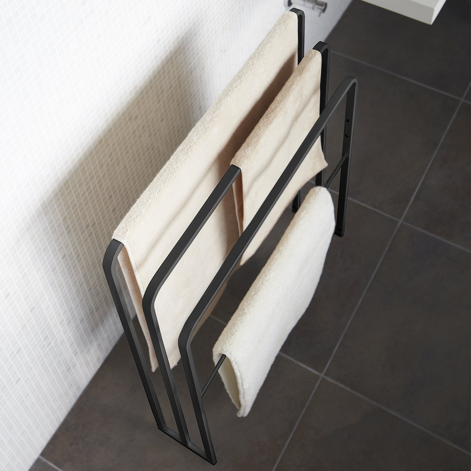 Yamazaki Handtuchständer TOWER – 14×70×81 cm, Stahl, Schwarz