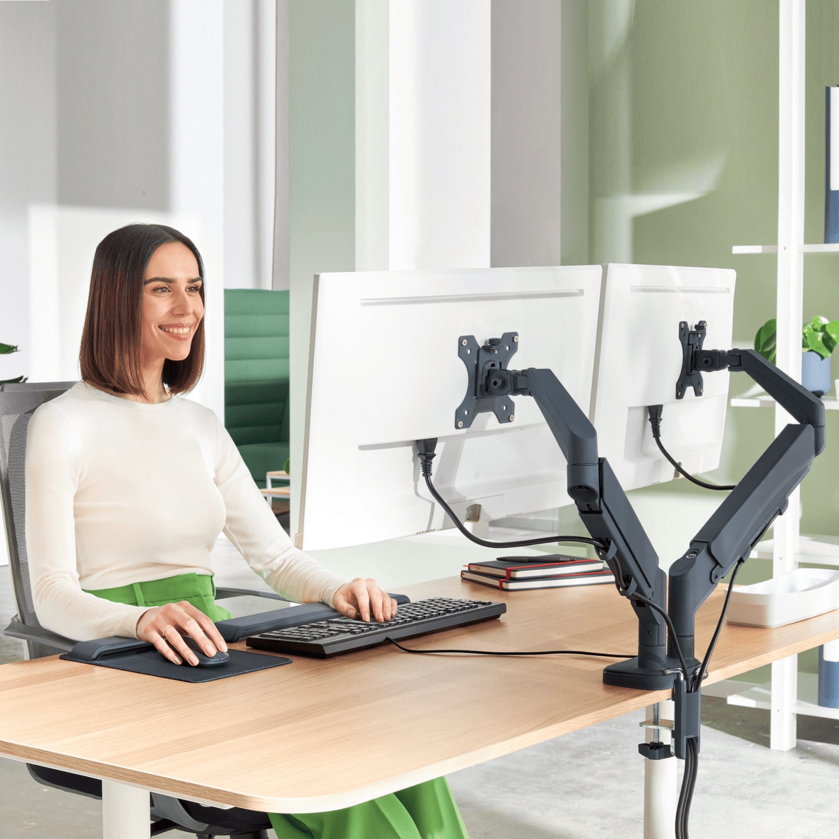 Leitz Ergo – Monitorarm, Dual, bis 32", VESA 75 × 75 mm, 9 kg, neigbar, dunkelgrau