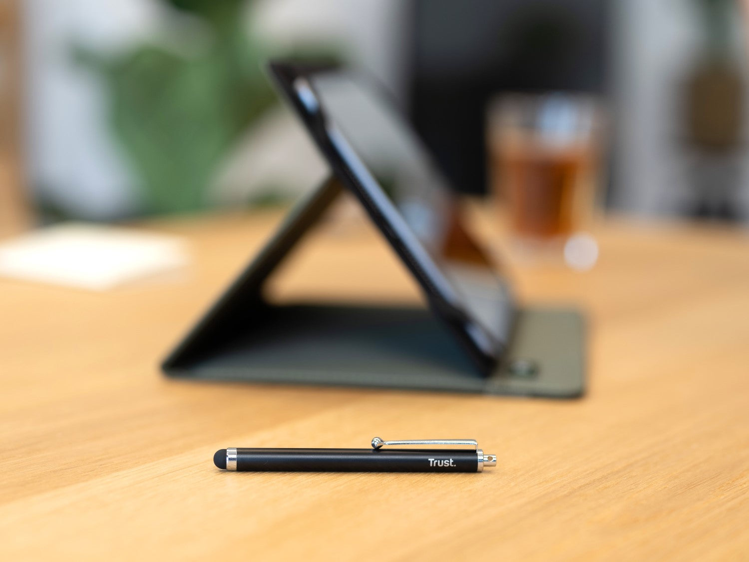 Trust Eingabestift für Tablets und Touch-Geräte – weiche Gummispitze, mit Clip – Schwarz