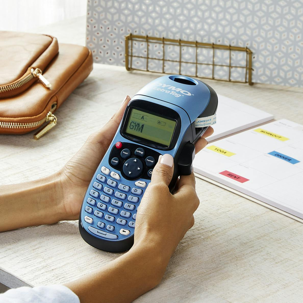 DYMO LetraTag LT-100H – Beschriftungsgerät, für LT-Bänder 12 mm, Druckvorschau, 2-zeiliger Druck