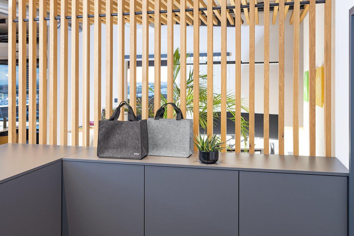 Sigel Desk Sharing Bag Basic M – Umhängetasche 15,4", 15 l, Filz (rPET), Hellgrau, 36 × 28 × 15 cm