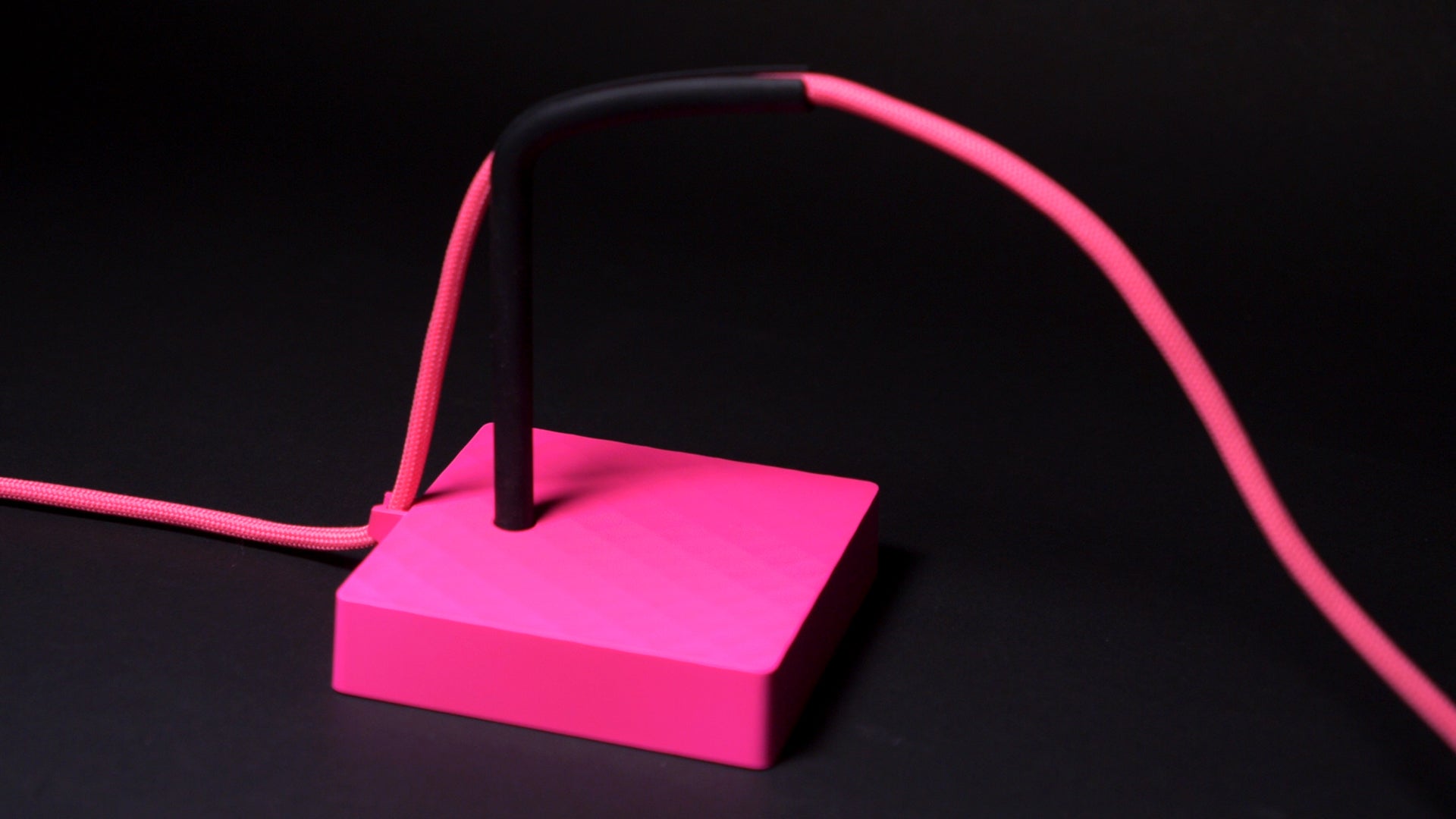 CHERRY XTRFY Kabelhalter – höhenverstellbar, Metall/Gummi/Silikon, Pink, 80 × 130 × 80 mm, 1 Stück