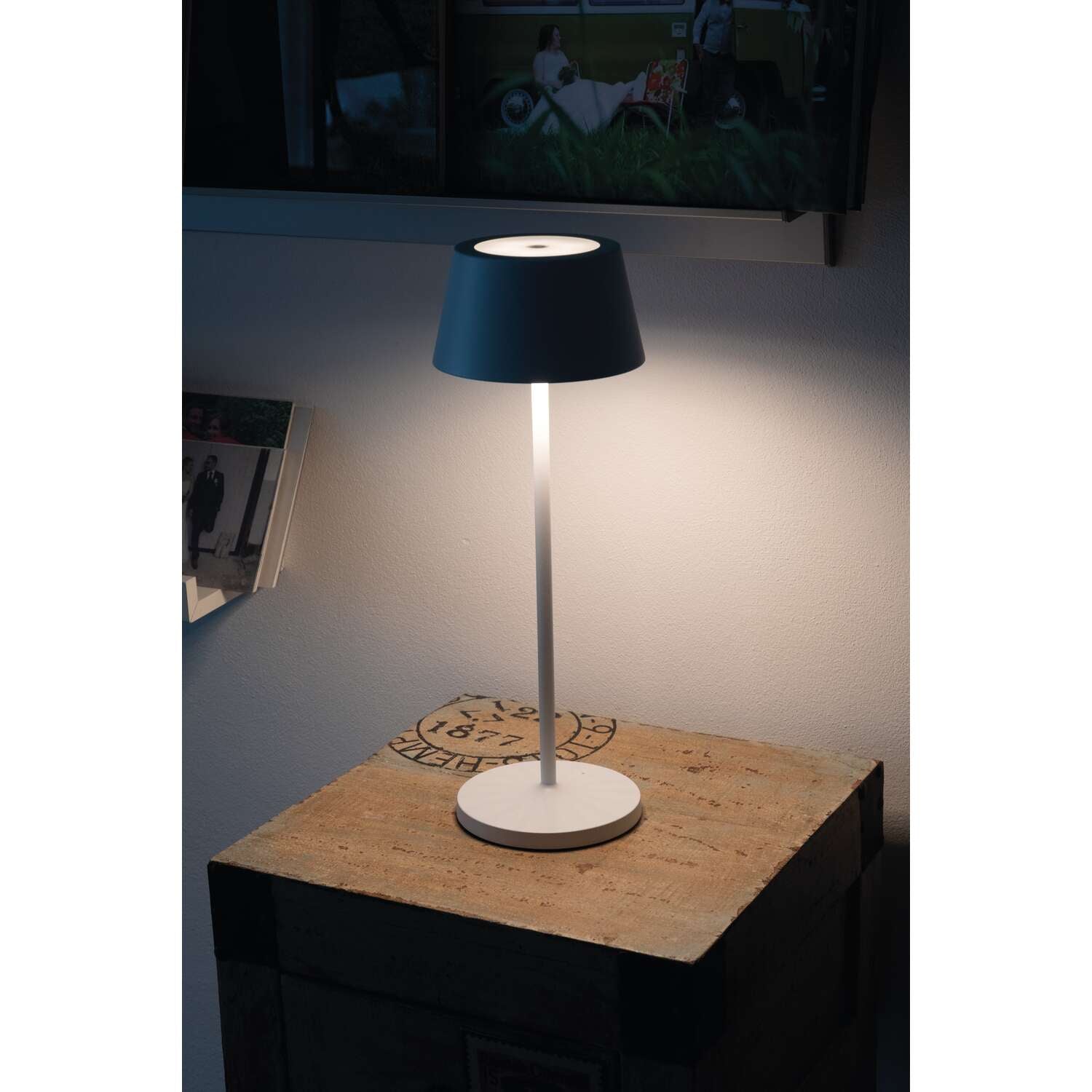 MAUL LED Tischleuchte Nina – Akku, USB-C & Ladestation, stufenlos dimmbar – 4000 K – 210 lm 3 W – Weiss