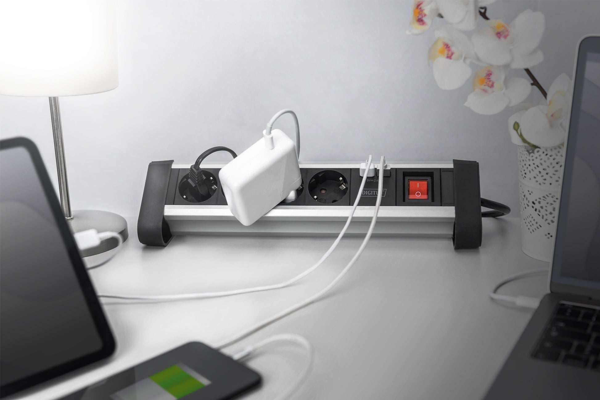 Digitus Steckdosenleiste – 4× Schuko (Typ E/F), 2× USB, 1,5 m, mit Schalter, Schwarz/Silber