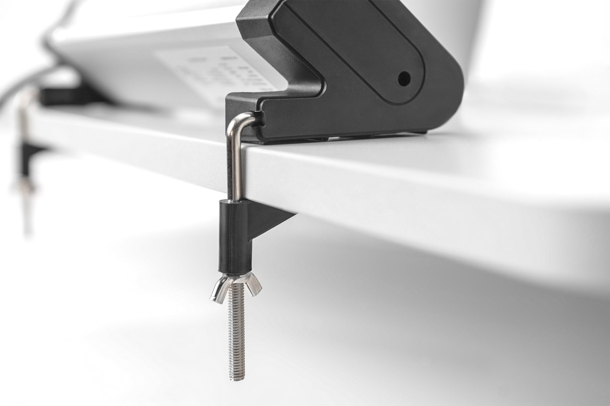 Digitus Steckdosenleiste – 4× Schuko (Typ E/F), 2× USB, 1,5 m, mit Schalter, Schwarz/Silber