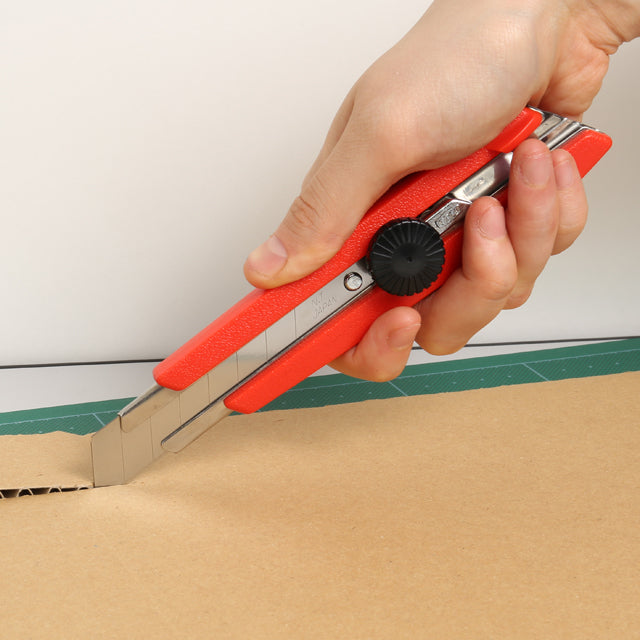 NT Cutter L-500P Cutter – 18 mm, Feststellschraube, Für Linkshänder Geeignet, Rot, Inkl. 3 Klingen