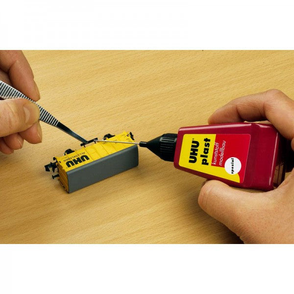 UHU Spezialkleber – Flasche mit Kanüle, permanent, transparent, 30 g, für PS-Teile und andere Kunststoffe
