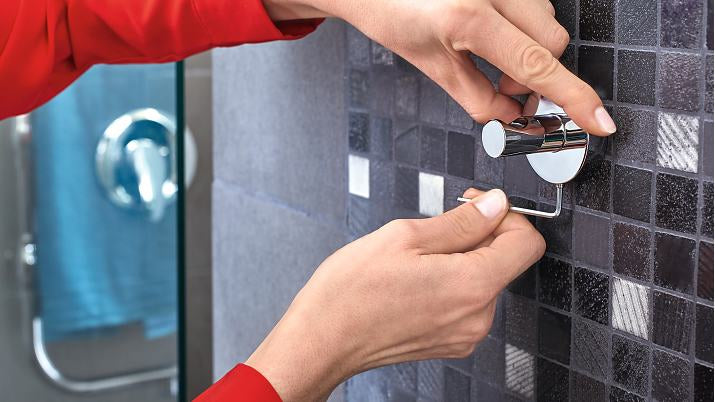 TESA Klebehaken Powerbutton – Edelstahl, 8 kg, Klebestreifen, Silber