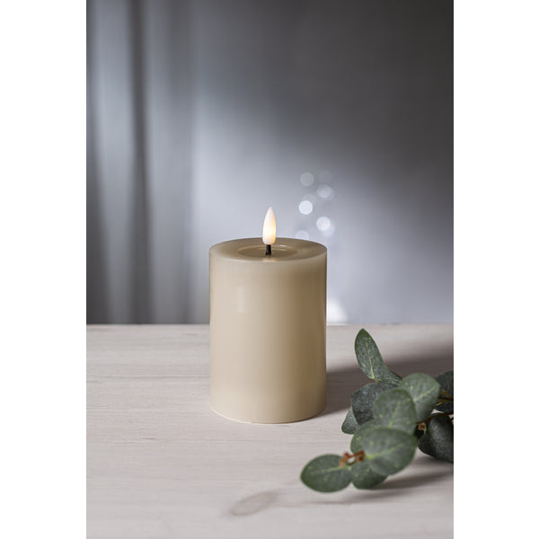 Star Trading LED-Säulenkerze – Ø 7,5 × 12,5 cm – Batteriebetrieb, Timer 6 Std. Ein/18 Std. Aus, Beige