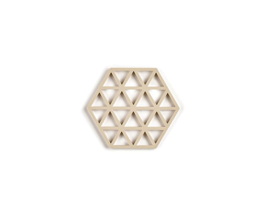 Zone Denmark Triangle – Teekannen-Untersatz 14 × 16 × 0,9 cm, Silikon, für Topf, Taupe