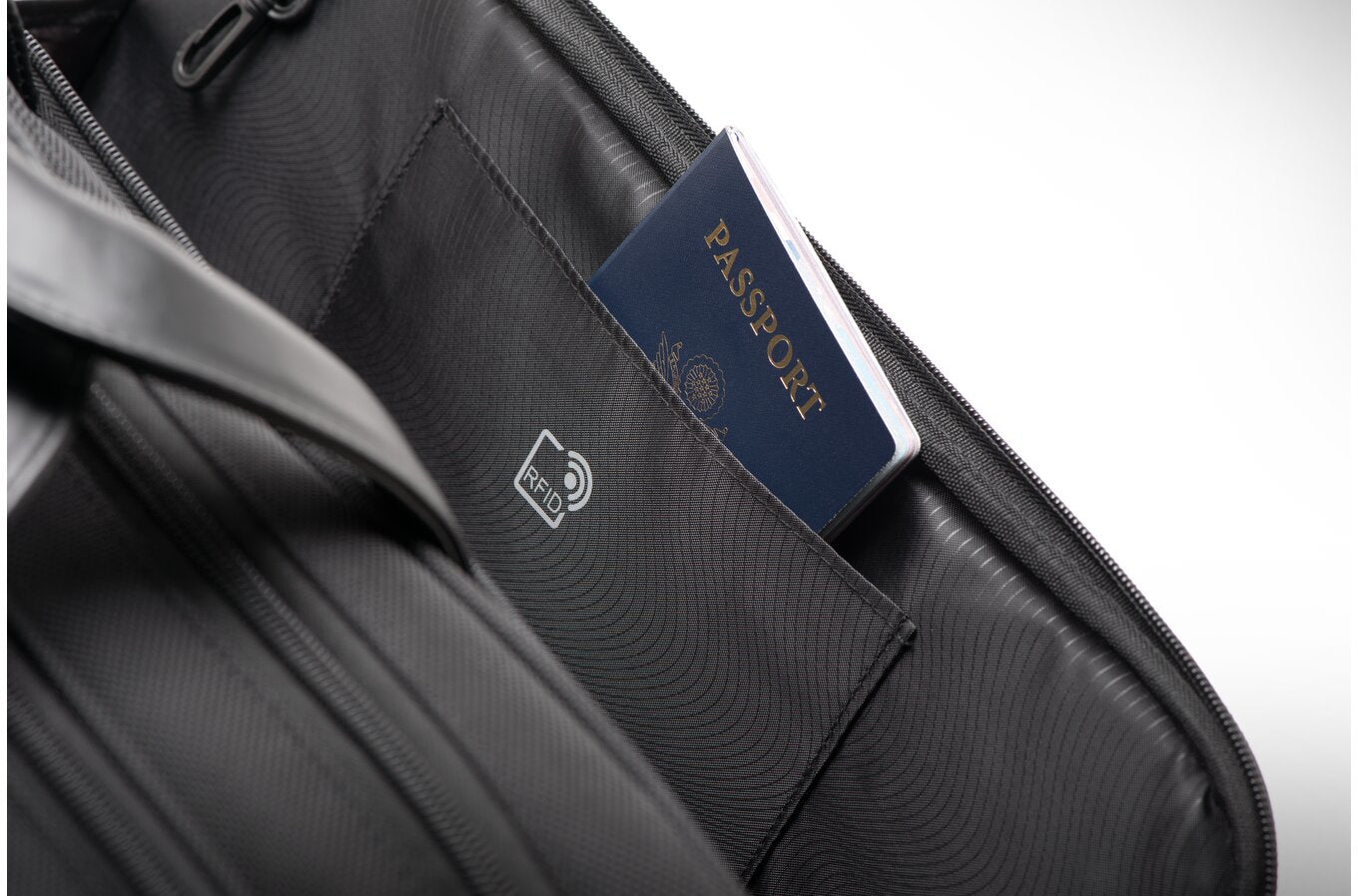 Kensington Contour 2.0 Notebook-Tasche für bis zu 17" – Wasserfest – Schwarz