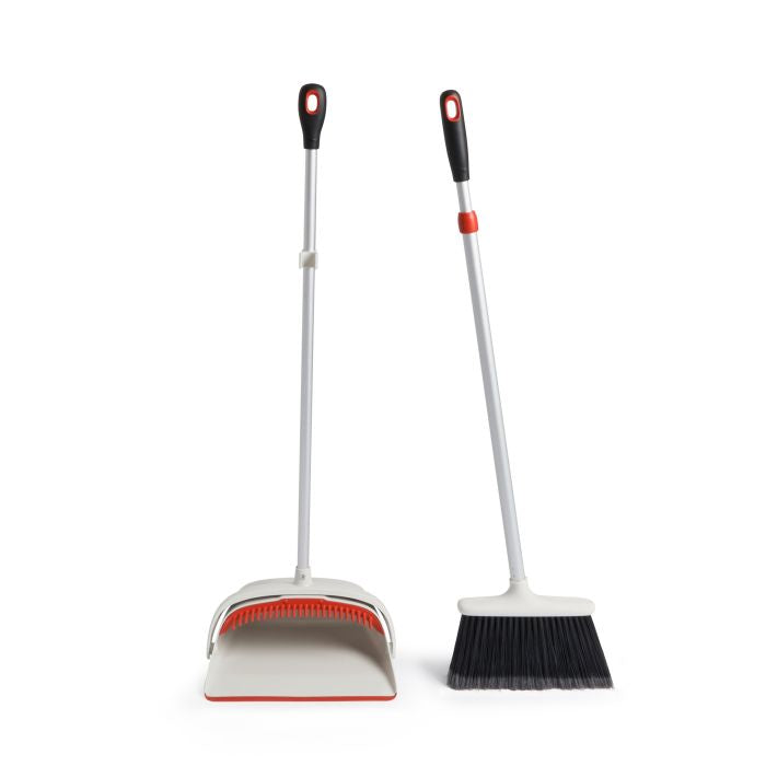 OXO Good Grips Kehrgarnitur – 28 cm, Kunststoff, Schwarz/Rot/Weiss, Teleskopstiel 99,06–130 cm