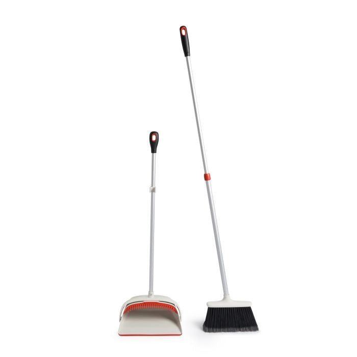 OXO Good Grips Kehrgarnitur – 28 cm, Kunststoff, Schwarz/Rot/Weiss, Teleskopstiel 99,06–130 cm