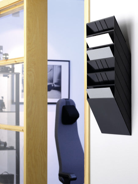 Durable Wandprospekthalter FLEXIBOXX 6 – für A4, 6 Fächer, Fachtiefe 24 mm, Schwarz, B 348 × H 620 × T 95 mm