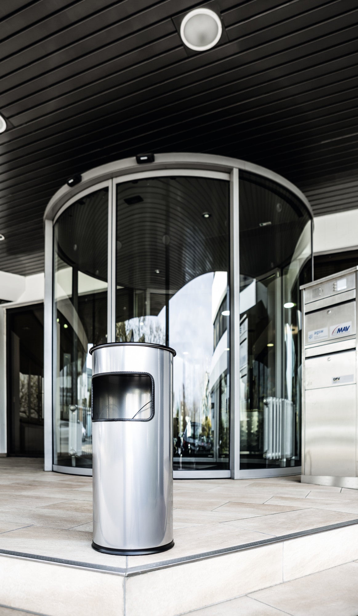 Durable Papierkorb – 17 l – Metall, silber – Ø 260 × H 620 mm – mit integriertem Aschenbecher, herausnehmbar