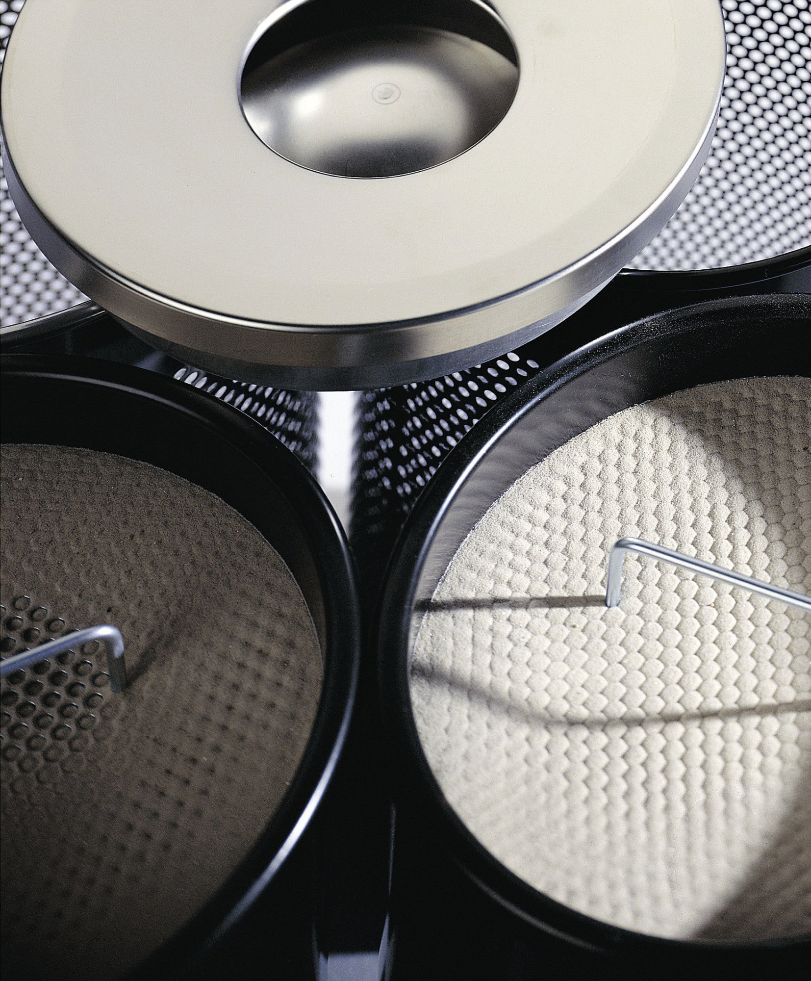 Durable Papierkorb – 17 l – Metall, silber – Ø 260 × H 620 mm – mit integriertem Aschenbecher, herausnehmbar