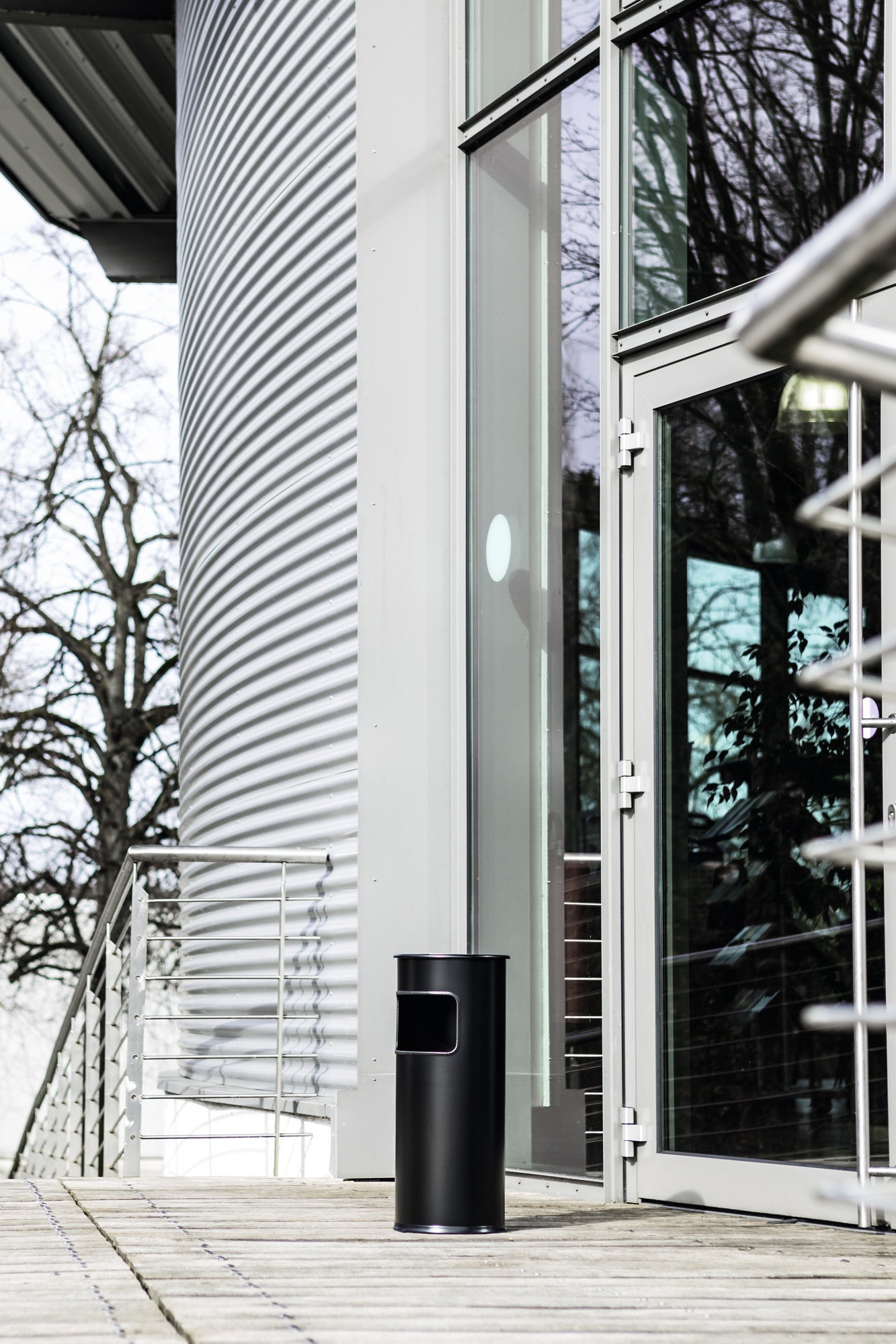 Durable Papierkorb – 17 l – Metall, silber – Ø 260 × H 620 mm – mit integriertem Aschenbecher, herausnehmbar