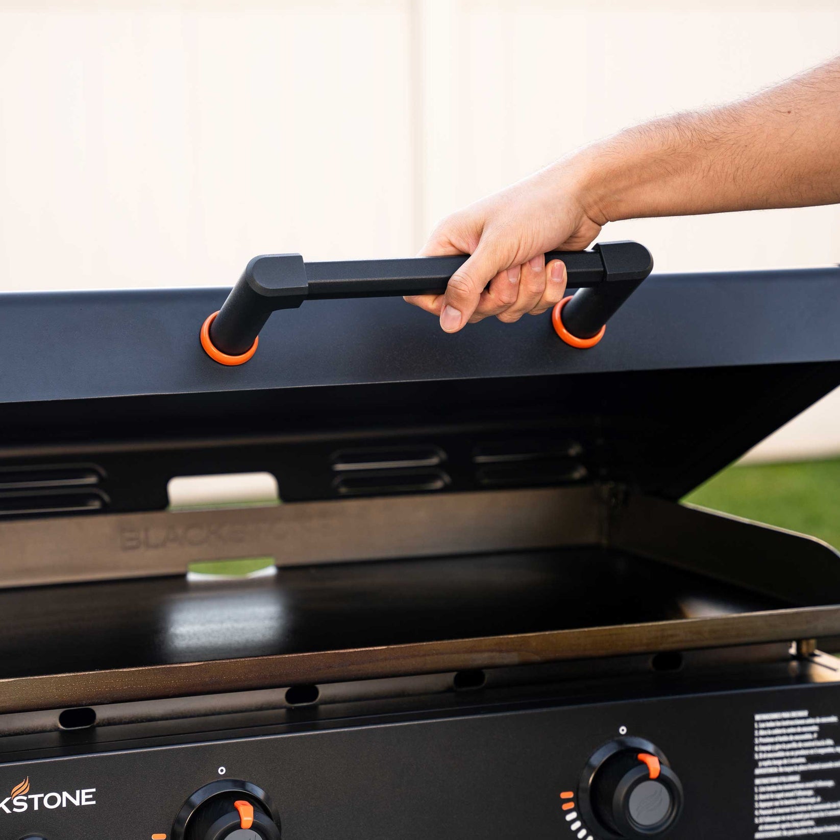 Blackstone Gasgrill 2287DK – 2 Brenner, 134 cm breit – Schwarz/Orange