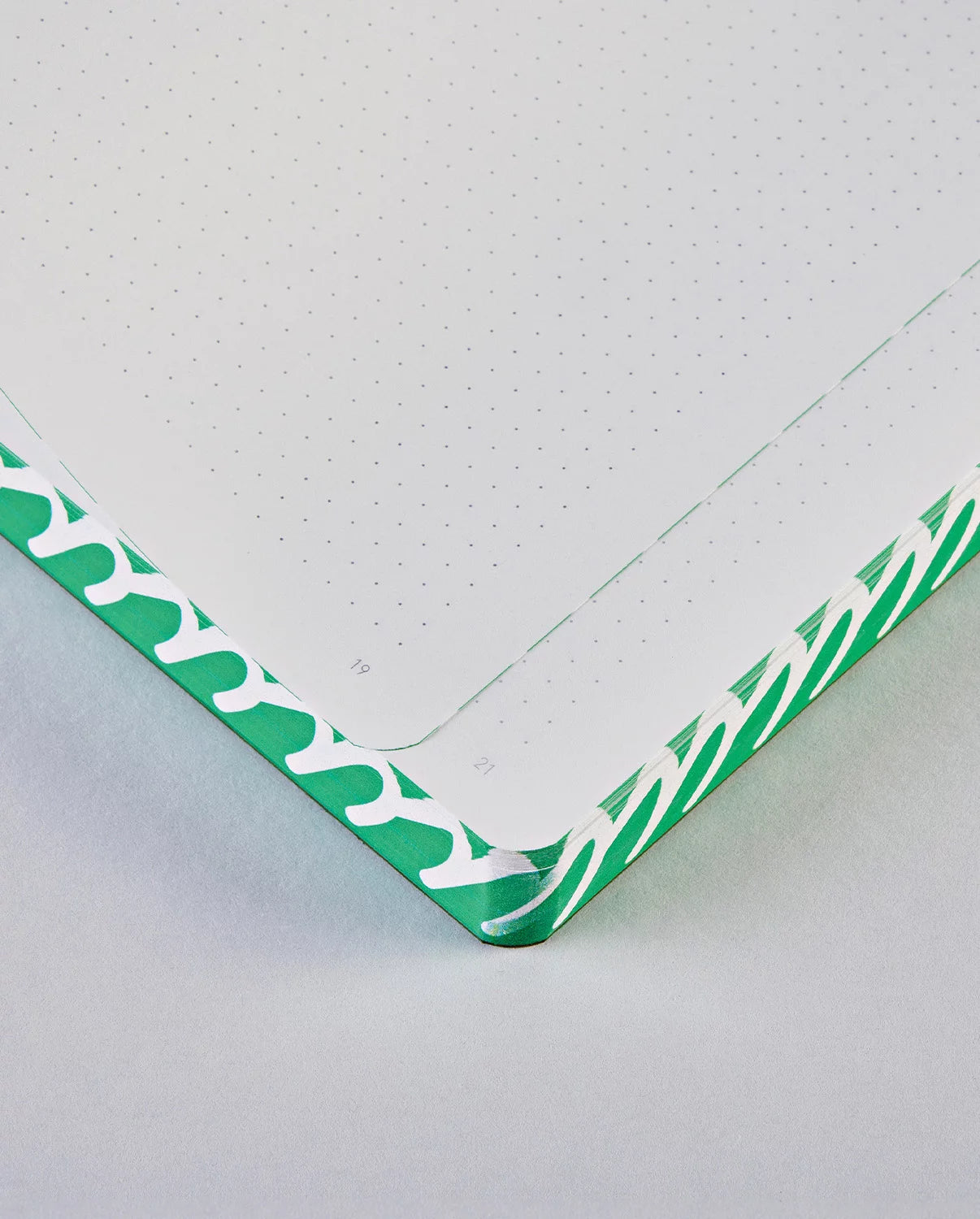 nuuna Notizbuch – 165 × 220 mm – 256 Seiten – 120 g/m² – Softcover, nummerierte Seiten, Kunstleder, grün/weiss