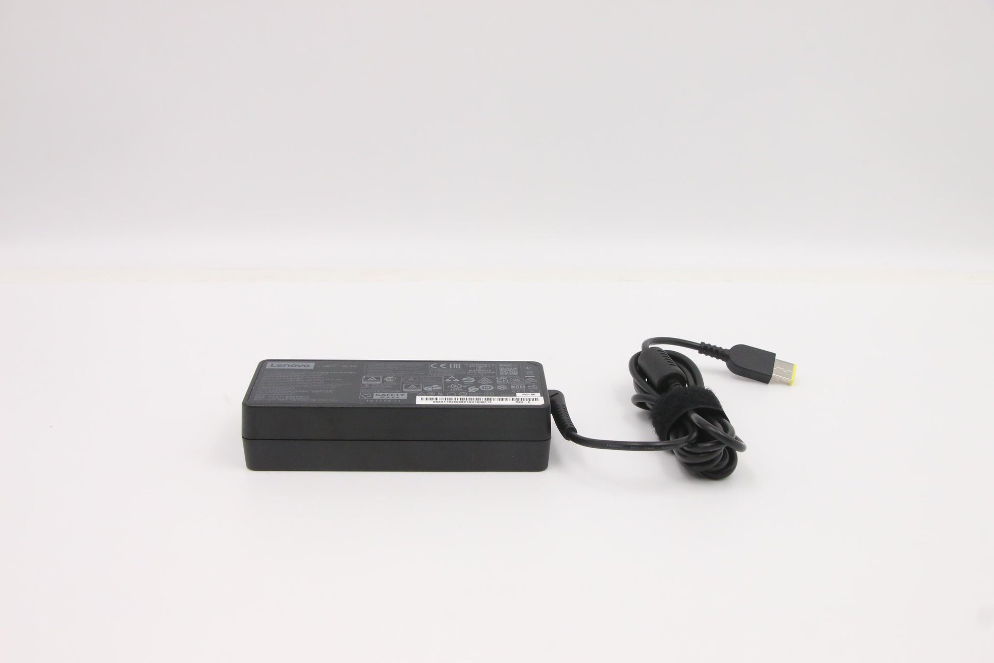 Lenovo 5A10V03251 Netzteil 90 W – 20 V/4,5 A, 100–240 V 50/60 Hz – für Lenovo-Notebooks – schwarz