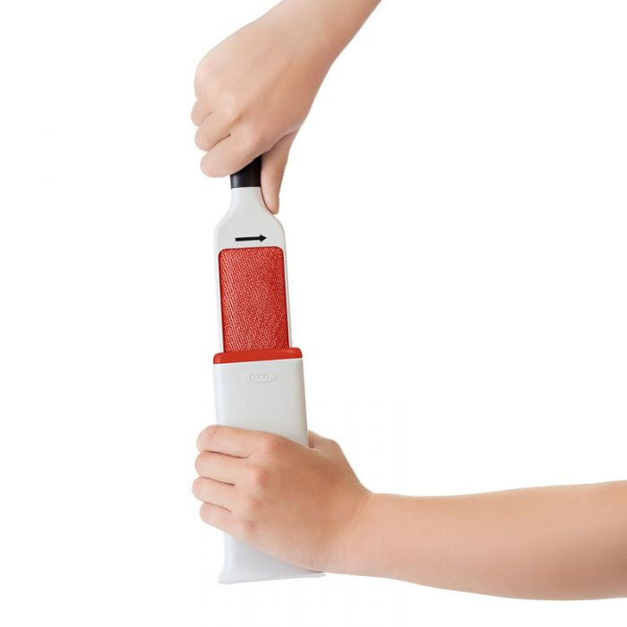 OXO Good Grips Textil-/Fusselbürste – selbstreinigend, Nylon, 17,4×3,9 cm, Weiss, für Kleider
