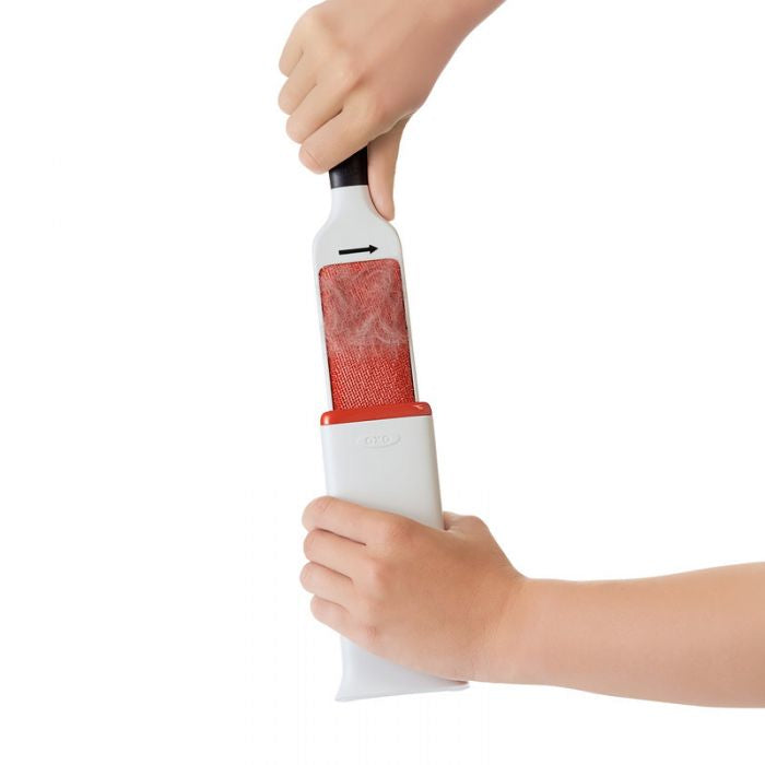 OXO Good Grips Textil-/Fusselbürste – selbstreinigend, Nylon, 17,4×3,9 cm, Weiss, für Kleider