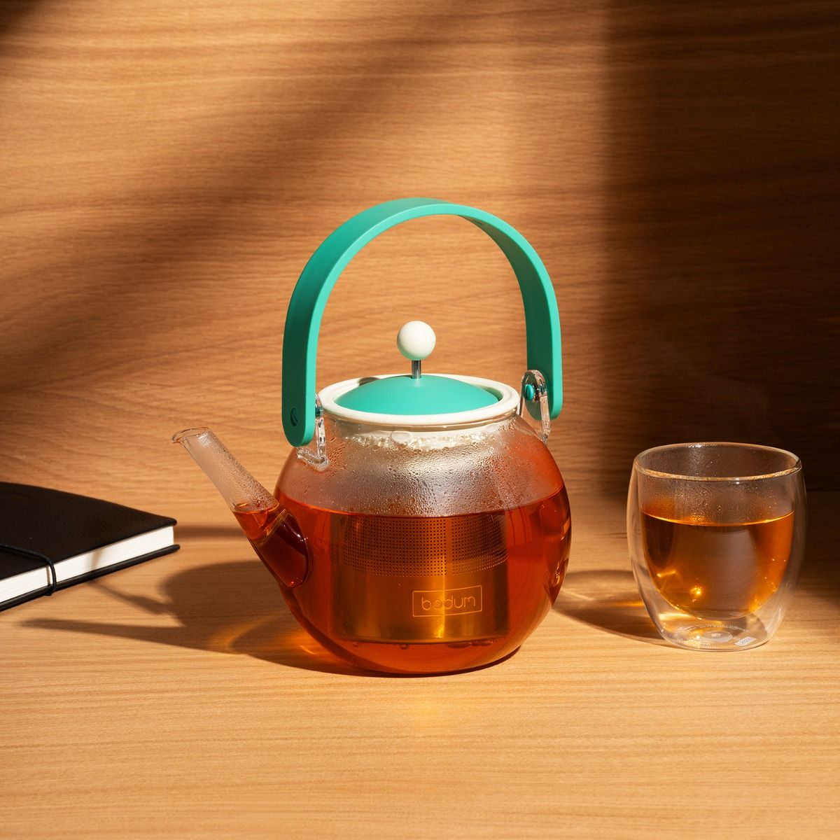 Bodum Teekanne Assam – 1 l, 20,2 × 22,0 × 22,0 cm, Borosilikatglas/Bambus, Grün/Transparent, Edelstahlfilter