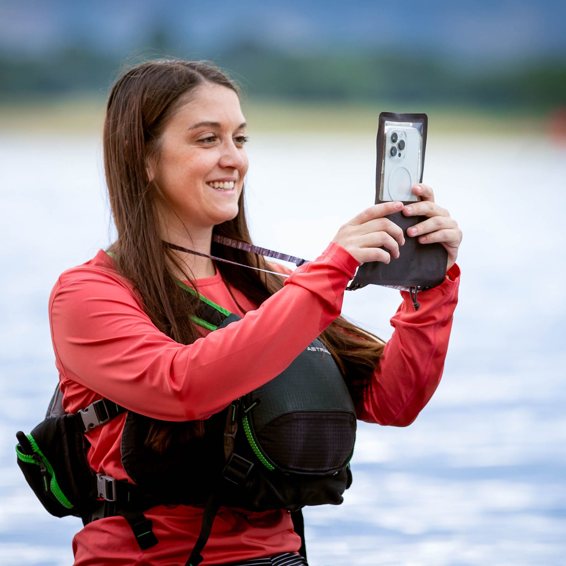 Nite Ize Wasserdichte Smartphone-Tasche – für Smartphones bis 7,6" – Schwarz