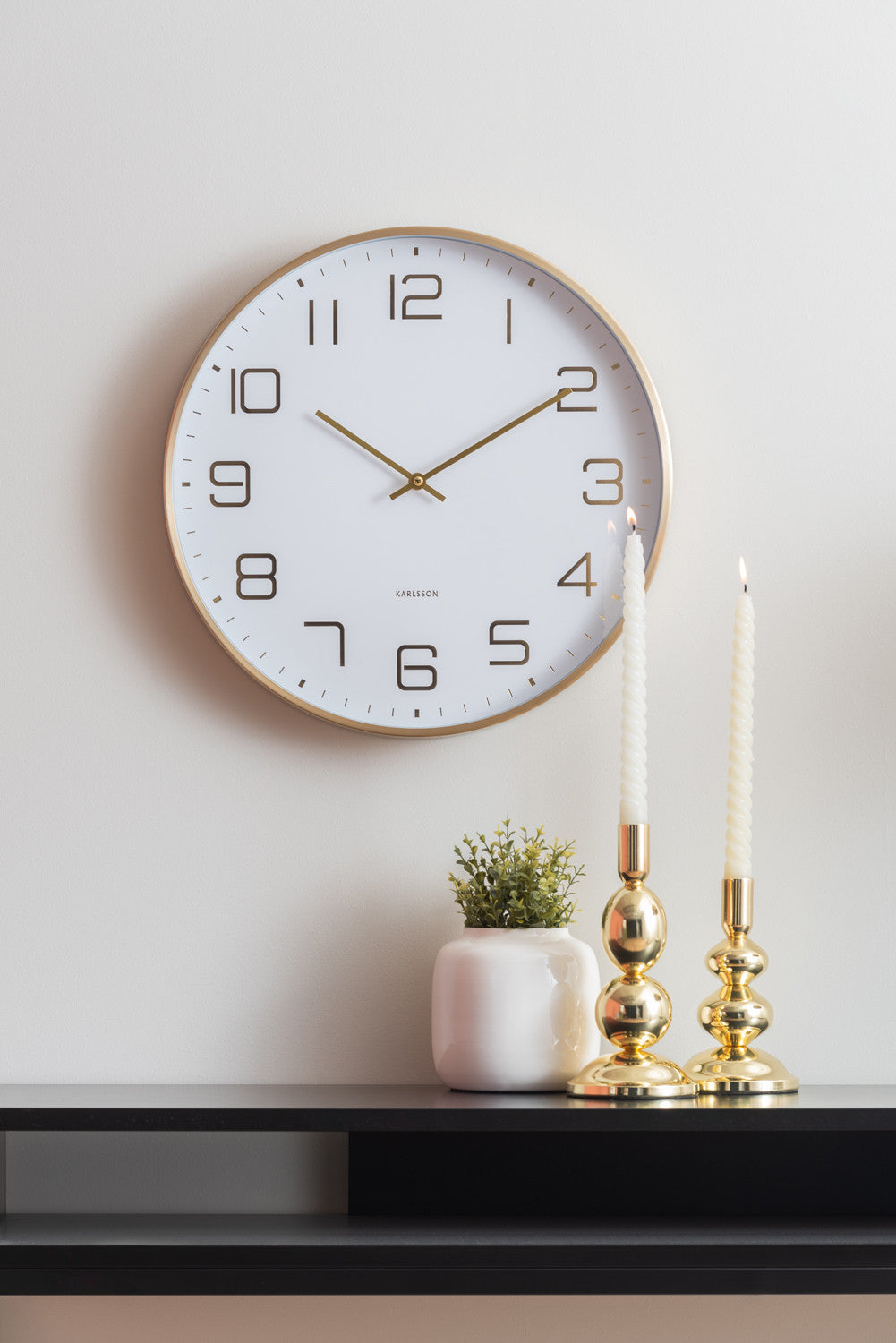 Karlsson Wanduhr Elegance Glow – Ø 40 cm, weiss, Aluminium