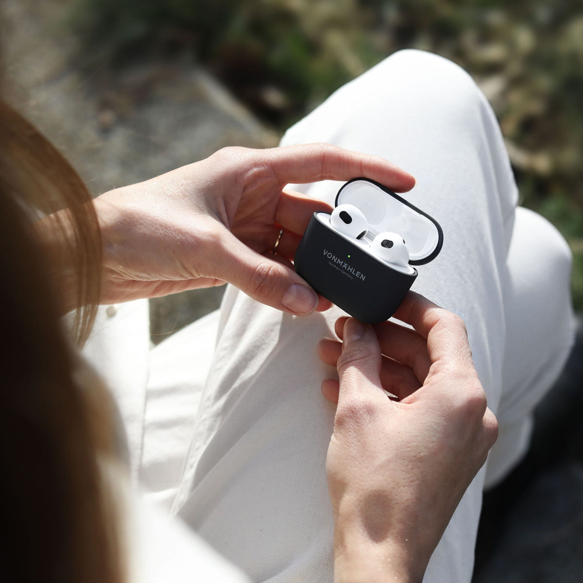 Vonmählen Thin Case – Schutzhülle – für AirPods (4. Generation) – kabelloses Laden – Creme