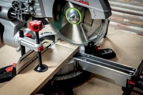 Metabo Akku-Kapp- und Gehrungssäge KGS 18 LTX BL 254 – 18 V (CAS) – Ø 254 mm – 2×8,0 Ah & Ladegerät – LiHD